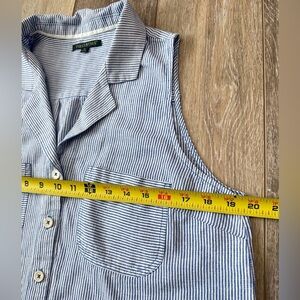 🛍️ For Cynthia Stripped sleeveless button down shirt Size medium excellent.